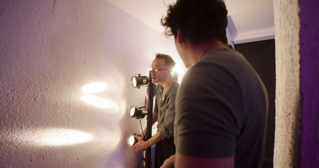 Preparación de luces para una sesión fotográfica en una sala de alquiler en Madrid