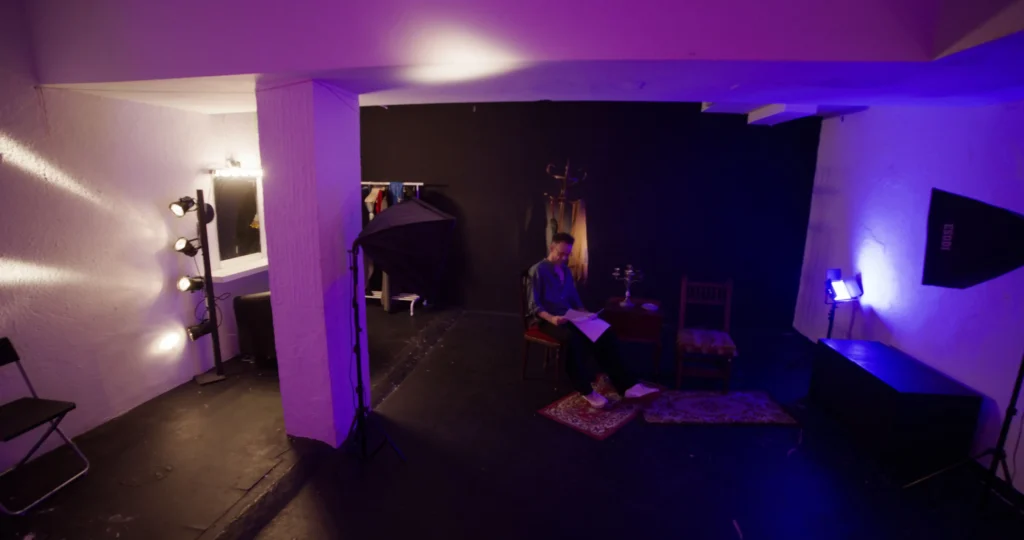 Sala Iguazú en Madrid con mobiliario para sesiones fotográficas y contenido audiovisual